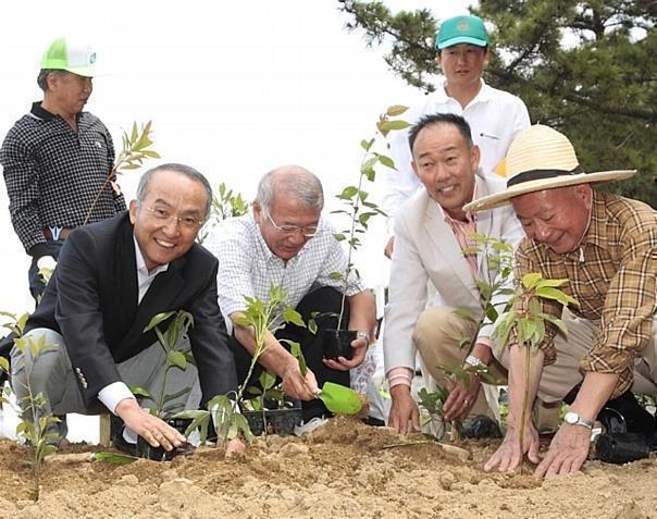 Toyota-Präsident Katsuaki Watanabe und Mitarbeiter bei der grössten Baumpflanzaktion Japans. Foto: Auto-Reporter/Toyota